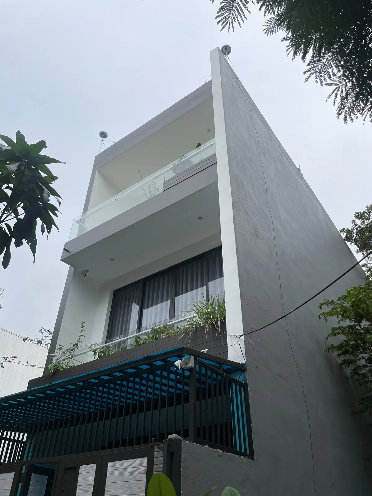 Residence in Da Nang seen from below, several SPIN protectors on the roof