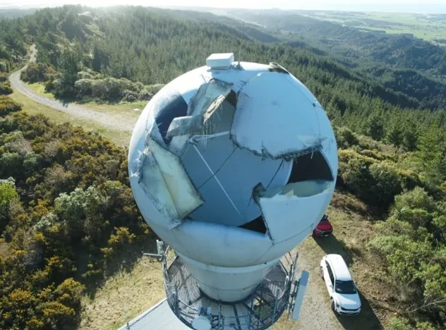 Chụp ăng-ten radar Westland sau cú sét năm 2025 — cột thu lôi đầu nhọn Franklin đã bắt sét; thiệt hại rất nặng
